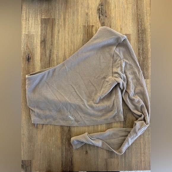 ALO - a symmetrical long sleeve with built-in bra - Picture 2 of 2